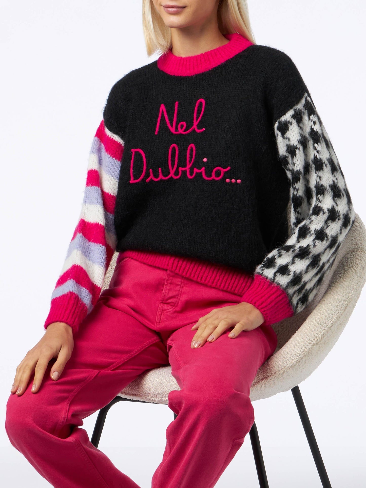 Woman boxy shape soft sweater with Nel dubbio... embroidery