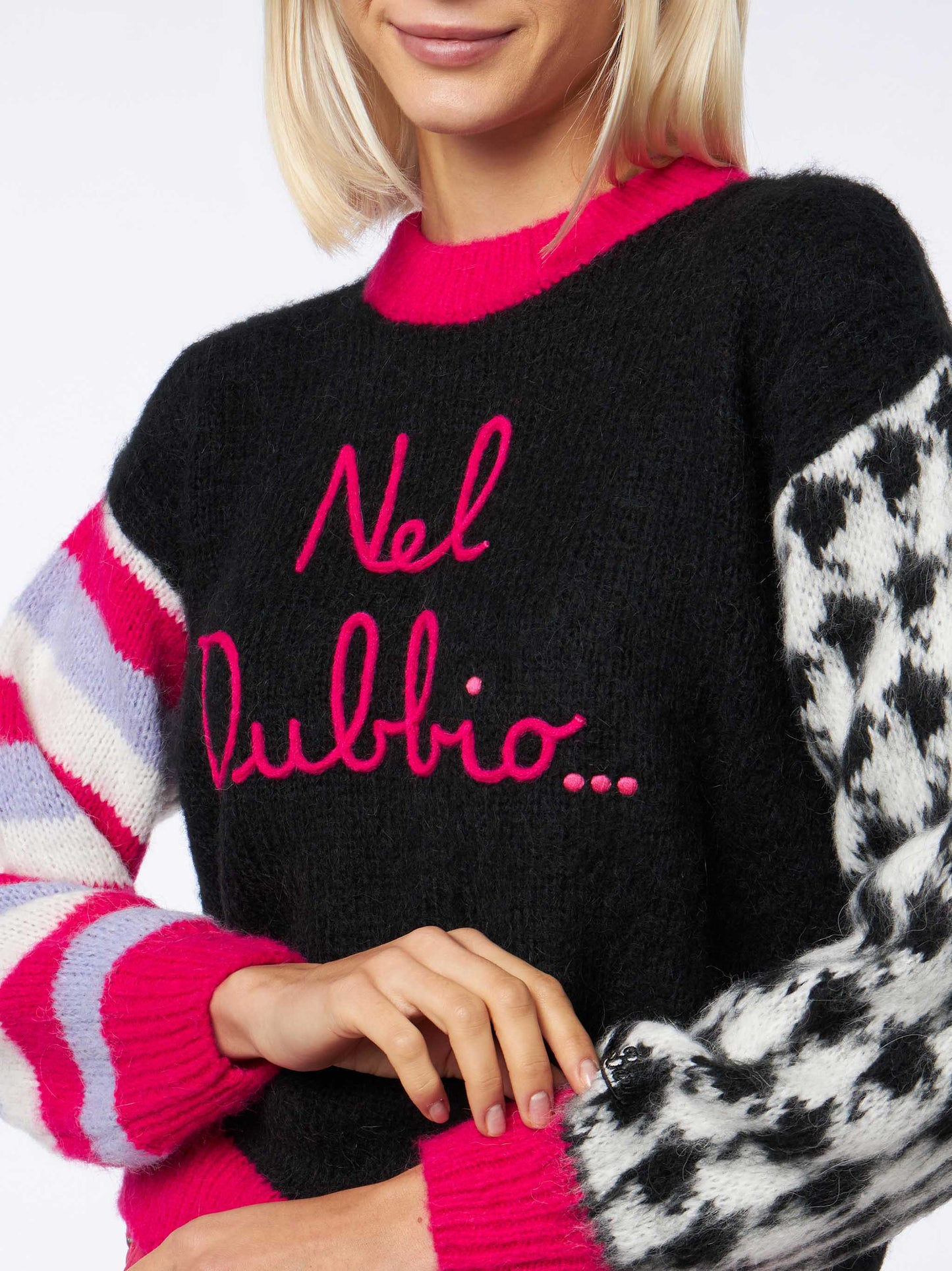 Woman boxy shape soft sweater with Nel dubbio... embroidery